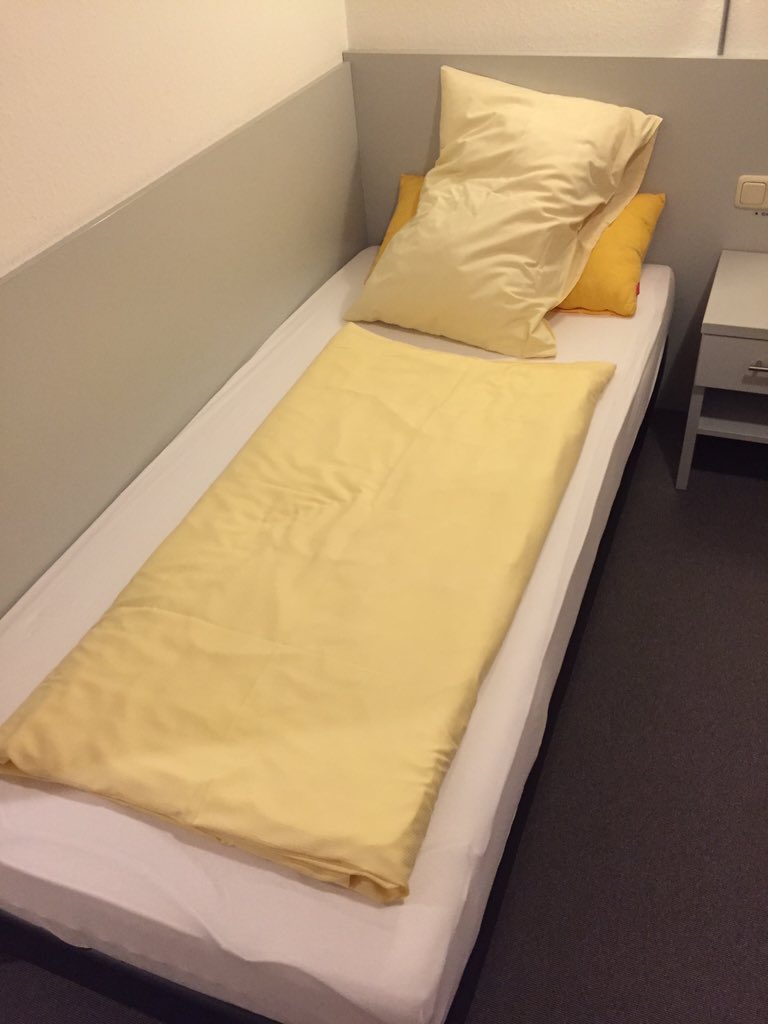 AndreaM1969's tweet photo. Back to this freaking bed. #businessTrip #travel #badbed #backpain https://t.co/MUHGG2AFKt