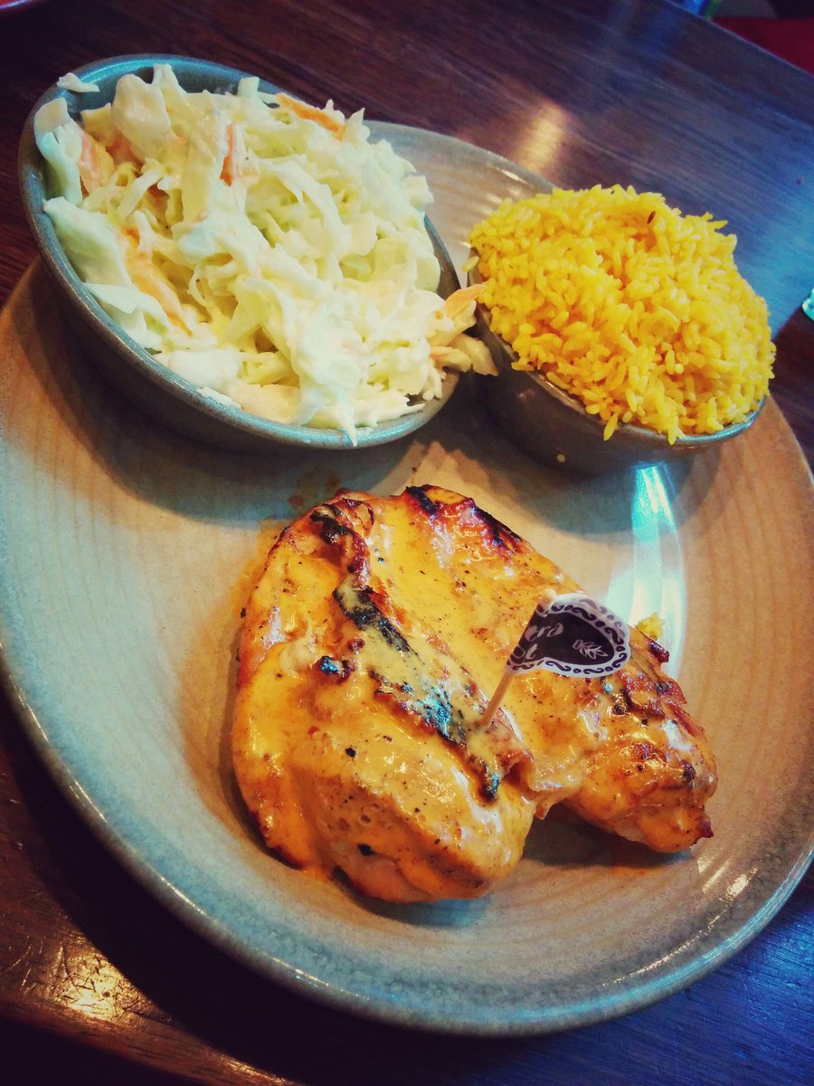 samimahdee69's tweet photo. #nandos #periperi #chicken #breast #friedrice #coleslaw #juicy #tender #yummy #food #foodreview #ilovefood #foodporn https://t.co/0DHXocUqnL