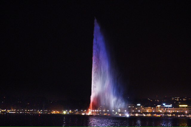 world_foot_'s tweet photo. Le Jet d'eau de Genève s'est paré des couleurs du drapeau français. Solidarité #ParisAttacks https://t.co/qsGCTCtGdY