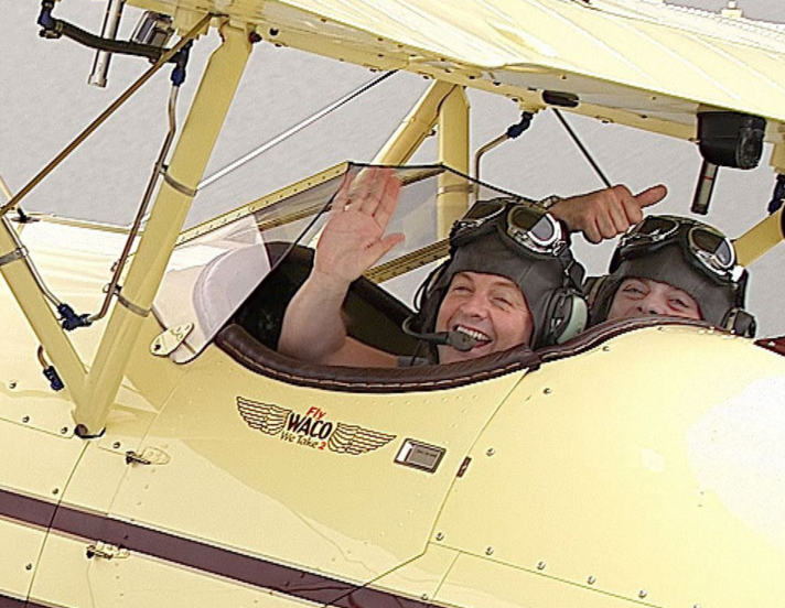 ITV's tweet photo. BEST.
ENTRANCE.
EVER.

#ImACeleb @imacelebrity
@ITV @antanddec https://t.co/a6fw8olio6