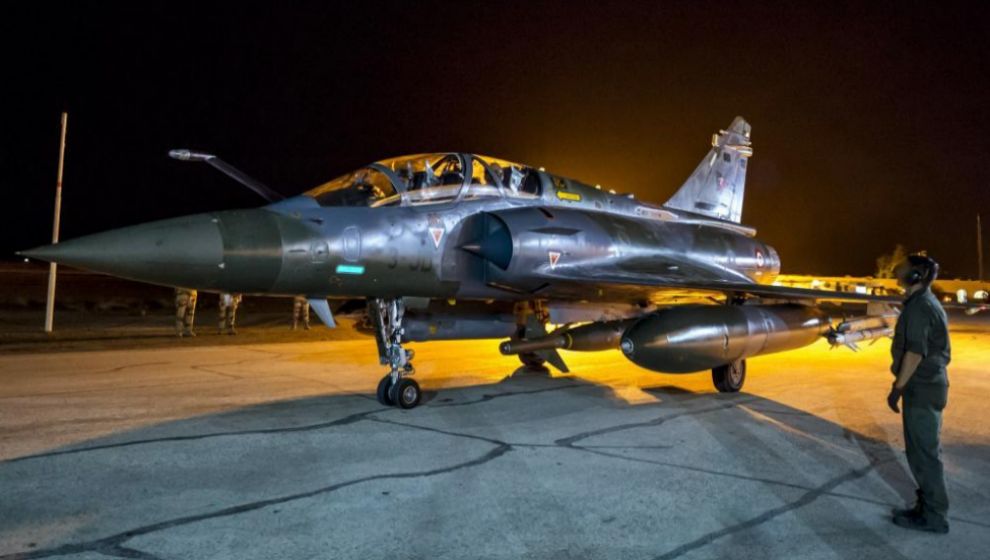 elmundoes's tweet photo. Francia bombardea Raqqa, la capital del llamado Estado Islámico https://t.co/oKwbqt4Kr9 https://t.co/4MTQ16uIcp