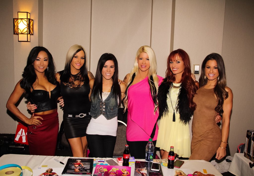 VelVelHoller's tweet photo. This pic reps past &amp; present of the #Knockouts division &amp; how its always been a sisterhood from day 1. Love u girls! https://t.co/ECTrMYcNtA
