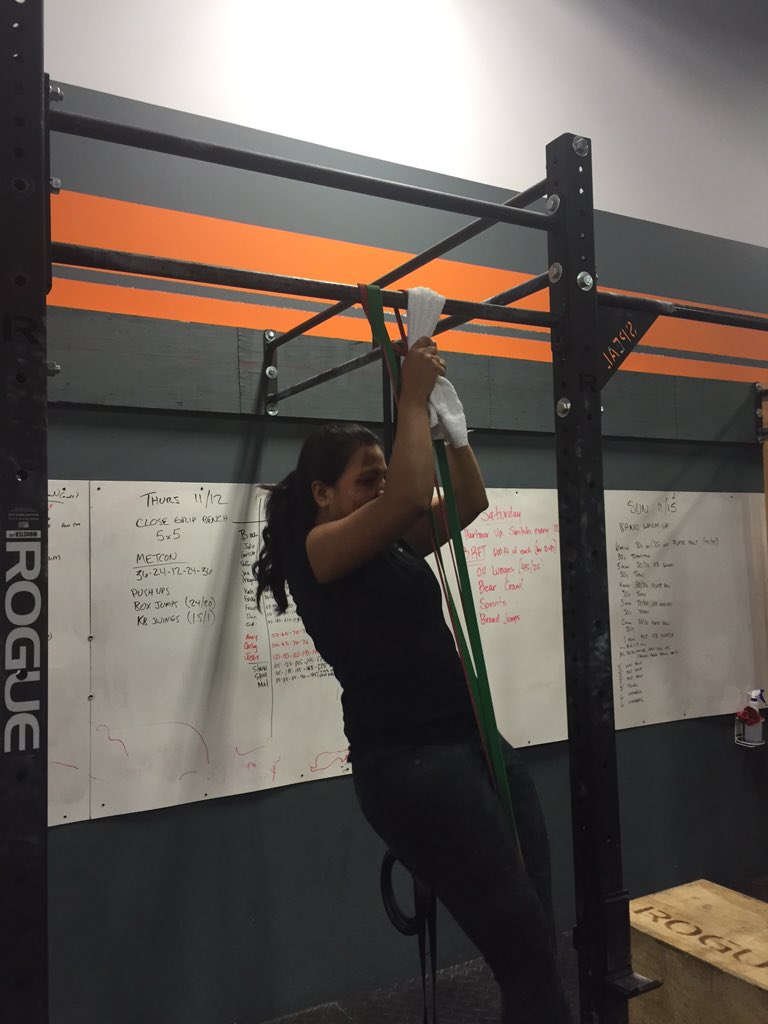MesirowFit's tweet photo. Towel pull ups #gripstrength https://t.co/q7rUcVTeDL
