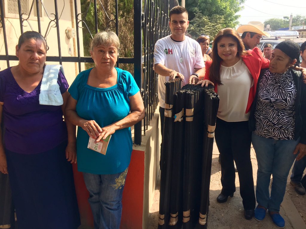 GloriaHimelda01's tweet photo. Atendiendo gestiones para la ciudadanía y adultos mayores!
#GH01
#BrigadasDeServicios
#PorTuBienestar https://t.co/A0u9OOKNJS