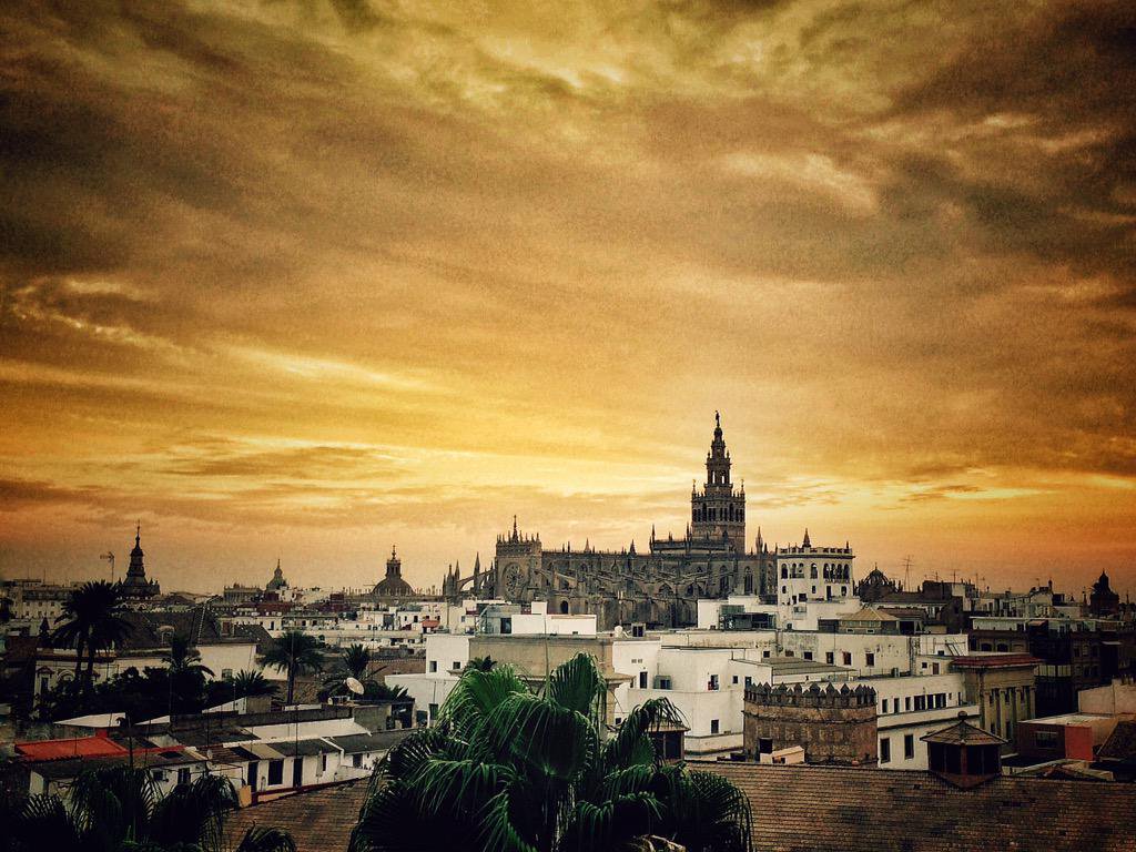 SevillaInfinita's tweet photo. #Sevilla enamora al mundo por su manera de ser, por su calor, por sus ferias, 
Sevilla tuvo que ser

@LosDelRioMusic https://t.co/XierNo0ybM
