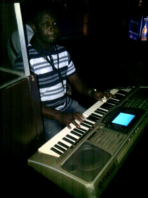 DorokayKay's tweet photo. @Bheerhugzcafe @topesax on keyz + still @Bheerhugzcafe #dont_dull https://t.co/n461hZbrFB