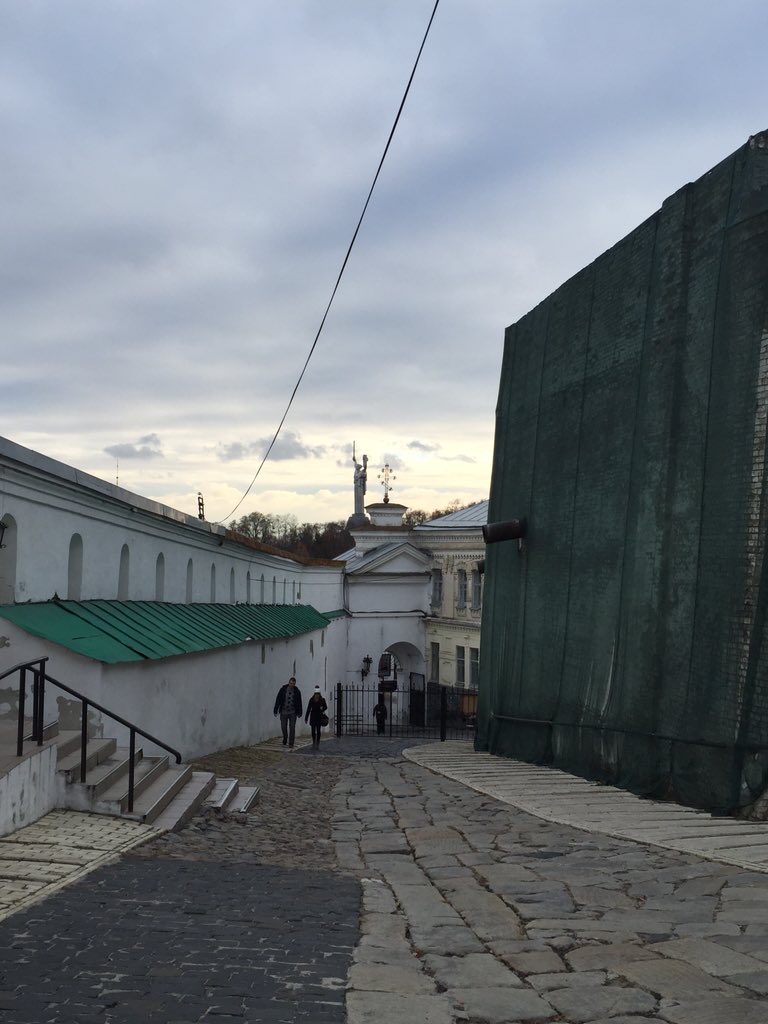 У каждого всегда тут будет варик - Запрыгнуть в поезд или запустить по ветру парик...