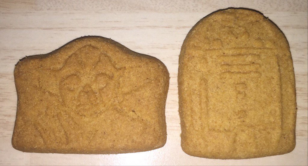 UKToyCollector's tweet photo. 💥NEW💥 #StarWars #DarthVader Biscuit Tin an @marksandspencer exclusive! #StarWarsChristmasList #StarWarsCookies https://t.co/4vAhnz0boL