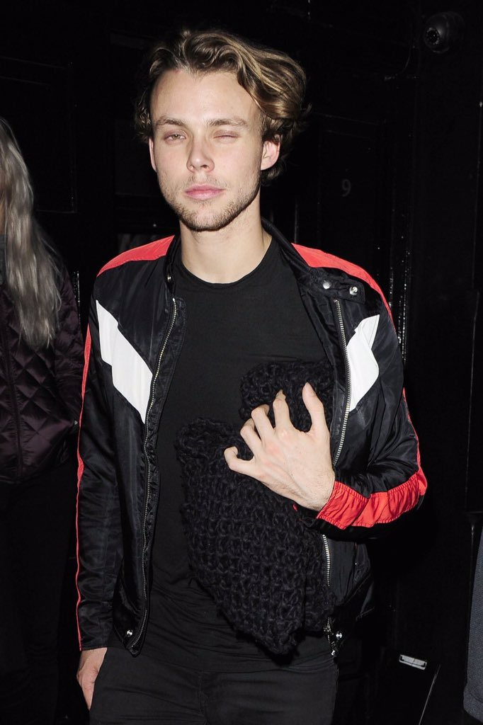 5SOSUPDATEWW's tweet image. #MTVStars 5 seconds of summer