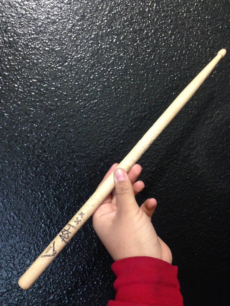 5SOSUpdatesGR's tweet image. rt if you want ashton to hit you in the face with this. 

#MTVStars 5 Seconds of Summer
