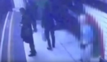 alNas_fr's tweet photo. [Vidéo Choc] Il pousse une femme #voilée sur les rails quand le train entre en gare
https://t.co/naDxdvWJEb https://t.co/D0OgsOCb66