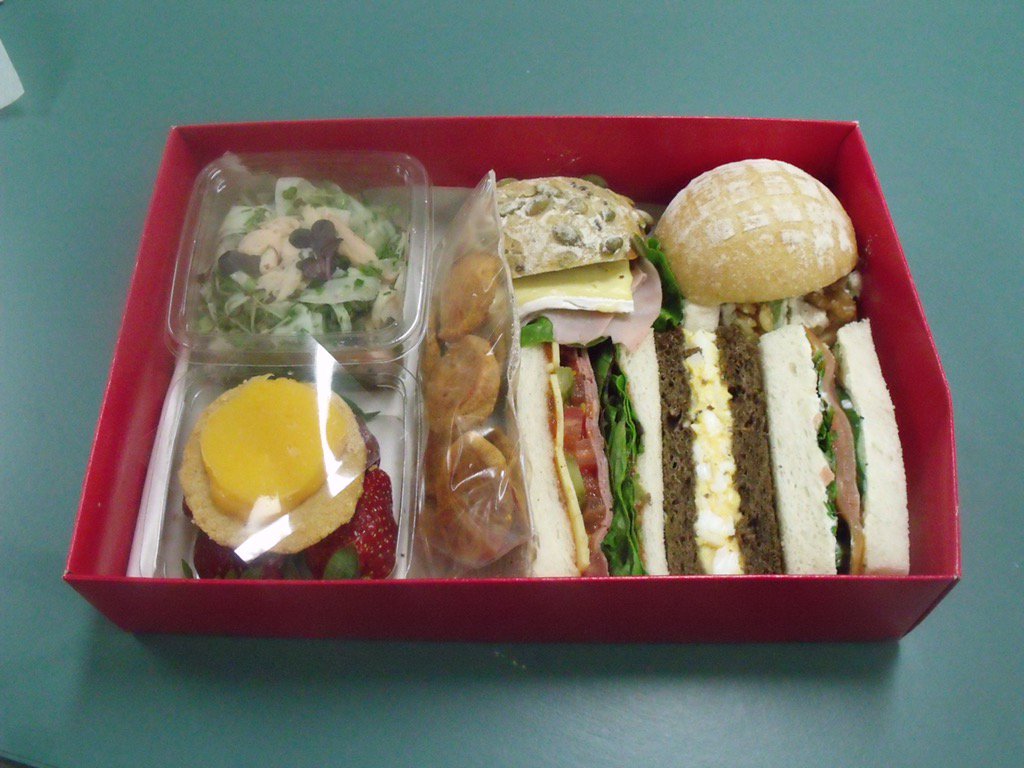 markcancook's tweet photo. Our pre packed working lunch @BrissyBiz @business_gov_au @GCBN @BrisbaneNewsMag @brismarketing https://t.co/i7pGxYkmtl