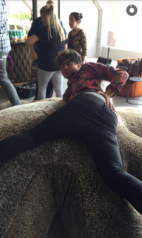 5SOSUPDATEWW's tweet image. THAT ASS. 
#MTVStars 5 Seconds of Summer
