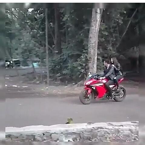 ChulieLiaaa's tweet photo. Kdang BTS lbih sweet dri pda scene hihi @kvinjulio @jscmila @KEMILoverss @kemil_loverss @kemilnatan @jmunity3 https://t.co/yLXBc5XdrF