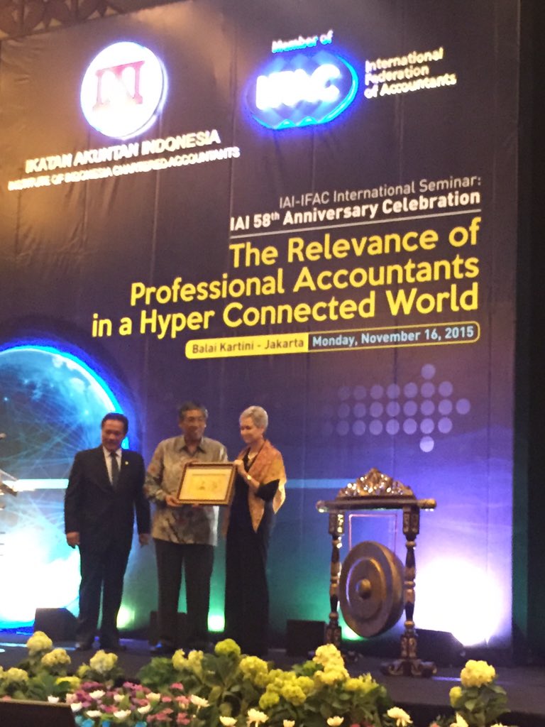 ellyhusin's tweet photo. @IFAC_Update IAI President/vice minister of finance RI &amp; IFAC President after the opening ceremony @IAINews https://t.co/Hh3sI5uWxD