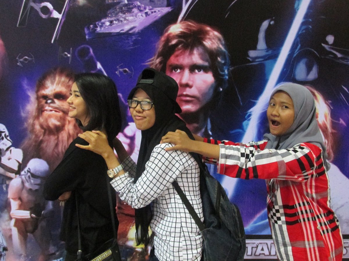 Euis_Fatimah07's tweet photo. Keseruan kemarin d comic con @dindazani  @Indriyaniswen  .. ada aj tingkah kita yang bikin ngakak .. :v https://t.co/cs3KZqgb9E
