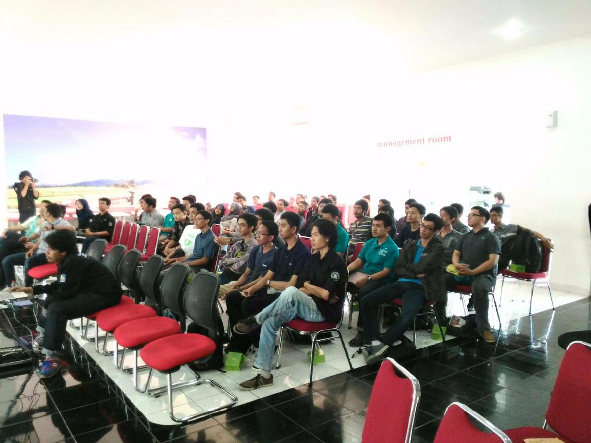 himakomugm's tweet photo. Wah, peserta serius dan antusias banget nih nyimak pembicara nya. Menarik kan? :) https://t.co/sAKEcNn46i