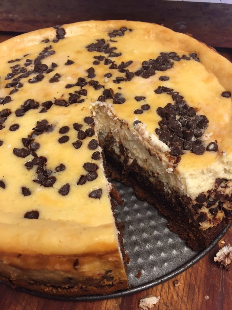 anthem_girl55's tweet photo. There it is!!! Chocolate chip cheesecake with a brownie crust π #success #dessert #firstcheesecake https://t.co/X9ogAHqczf