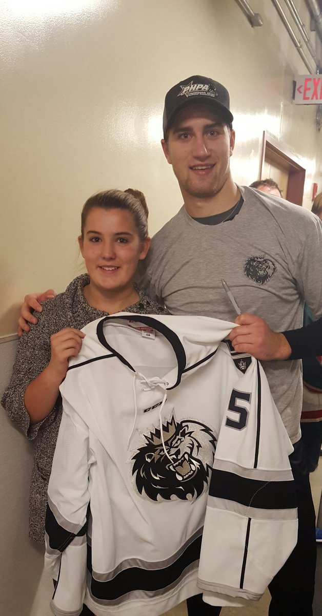 Thank you <a href="/zacLarraza16/">Zac Larraza</a> for taking time to sign our jersey and meet us last night!  Congrats on the win today!