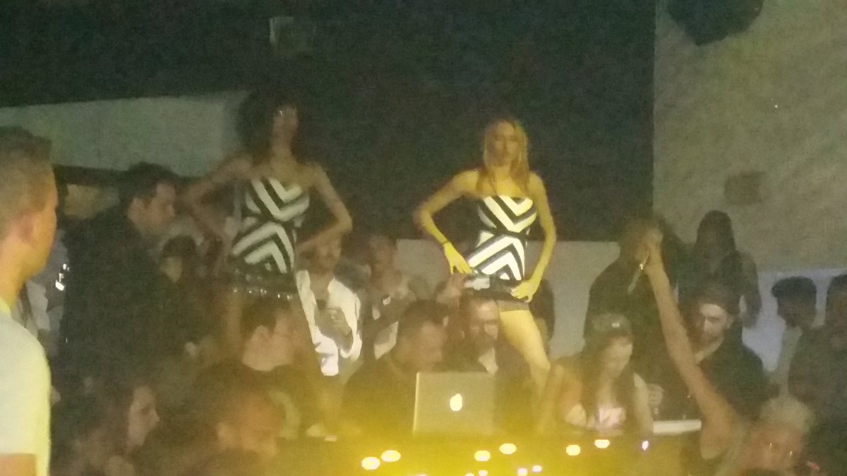 WonderfullBrand's tweet photo. Animazione griffata Wonderfull #wonderfullBrand #nightlife #party #fashion https://t.co/g1ZtBoZgoK