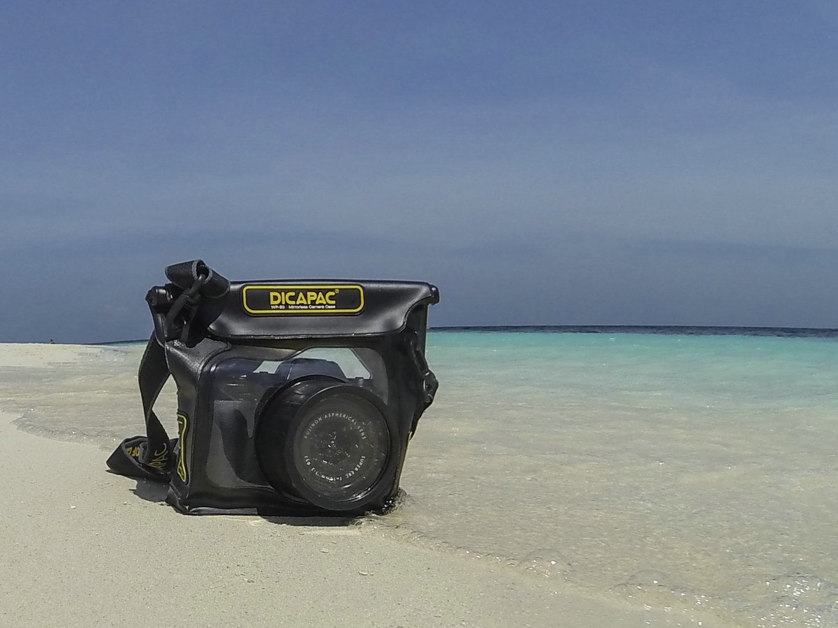 mbaknaqi's tweet photo. Biarpun air #pantai tak pernah surut. Kamu siap memotret di dalam air dengan pelindung #dicapac for #dslr  265e371a https://t.co/LJ93YdeNNa