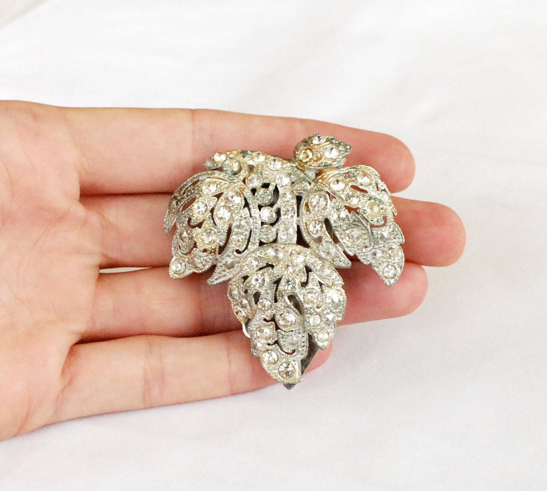 zeppy_1940s's tweet photo. SALE - #Fancy Foliage, #Large #Silver Rhinestone Leaf Shaped Vintage Dress Clip, LINK:
https://t.co/rXS1yLxJ9N https://t.co/5rceCuX47I