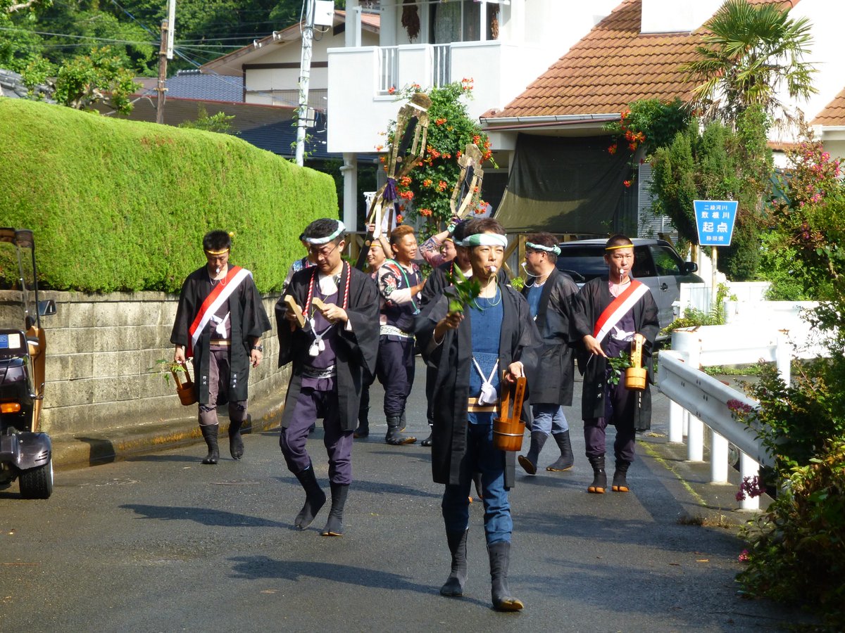 並河逸成 En Twitter 下田八幡神社 の例大祭は毎年曜日に関係なく八月十四 十五の両日です これは祭りの始まりを触れて回る金幣巡行の一コマ 朝五時から四時間半かけて町中を歩きます 山を越え 海に入り 下田 伊豆 静岡 Visit Shimoda T Co
