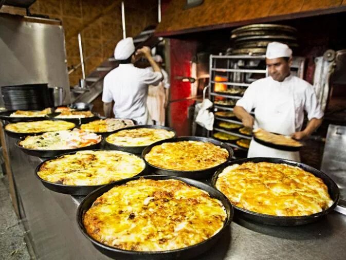 Muza5k's tweet photo. Cada año #ArgentinaDebate cuál es la mejor pizza de la Avenida Corrientes. Eso es #Muza5k https://t.co/L8mFXvB11G