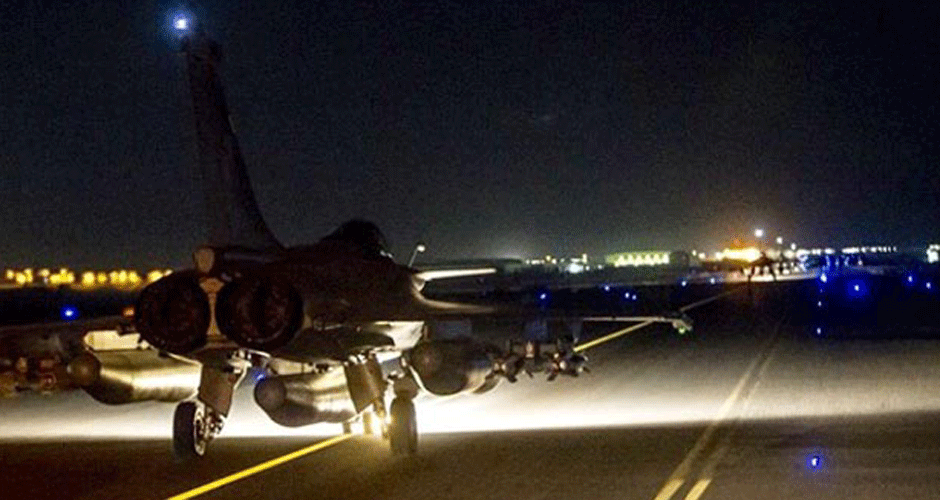 g1's tweet photo. França lança bombardeio maciço a reduto do Estado Islâmico na Síria https://t.co/3YfiO9snHa #G1 https://t.co/FLWbHE5u5M