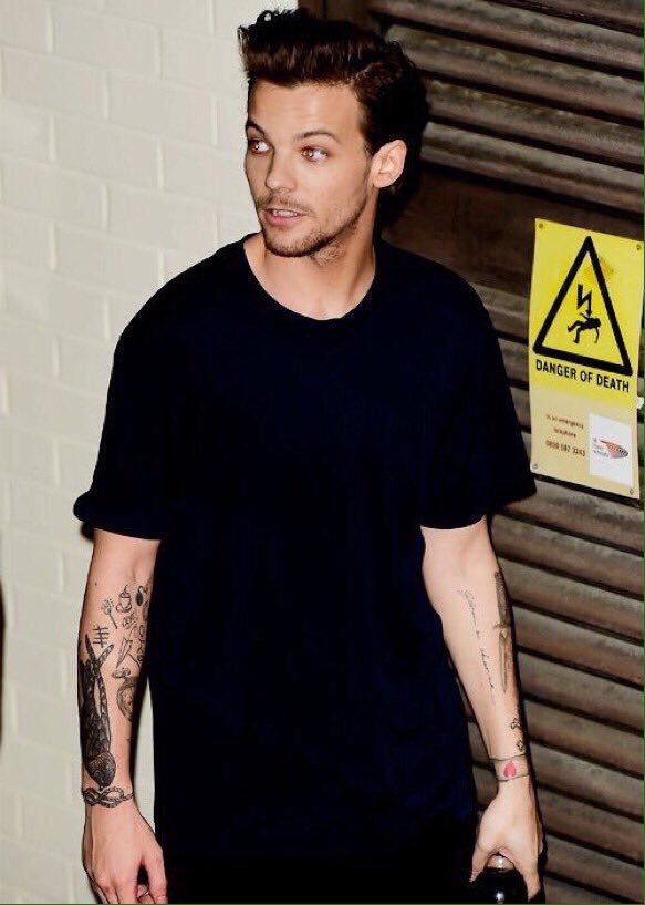 SoloHarryUD's tweet photo. Louis leaving the X Factor studios last night! (11.15.15)

#1Donxfactor https://t.co/x6ahslDwZV