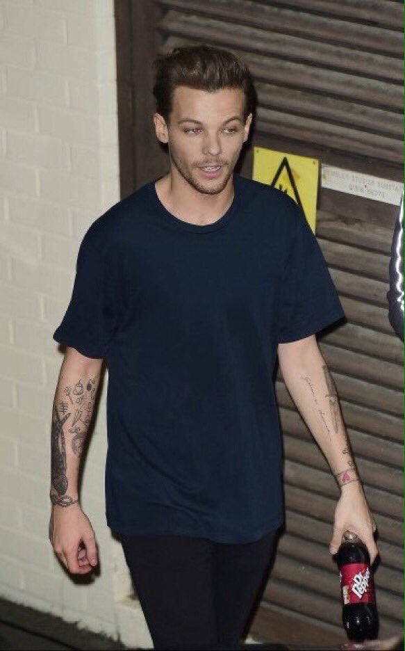 SoloHarryUD's tweet photo. Louis leaving the X Factor studios last night! (11.15.15)

#1Donxfactor https://t.co/x6ahslDwZV