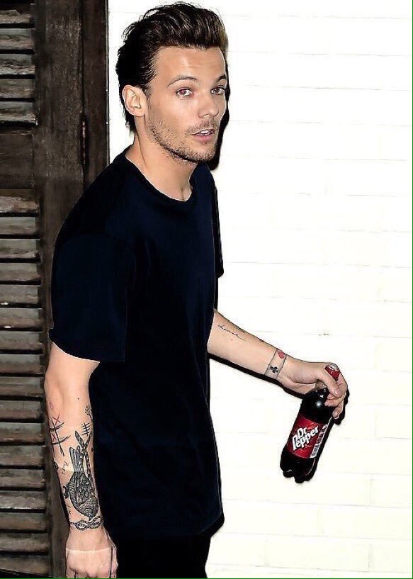 SoloHarryUD's tweet photo. Louis leaving the X Factor studios last night! (11.15.15)

#1Donxfactor https://t.co/x6ahslDwZV