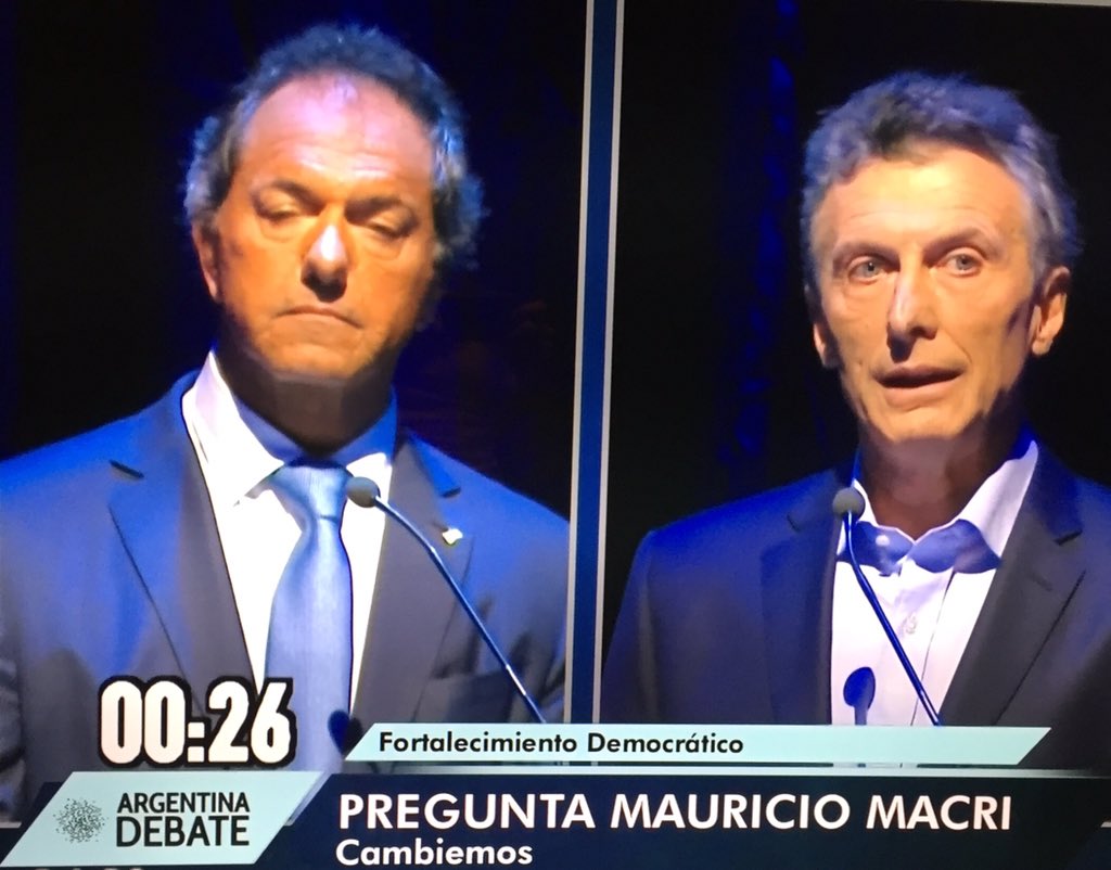 ecalvino's tweet photo. Hablemos de lo importante... la corbata suma o resta??? #ArgentinaDebate https://t.co/qoEODs8rhs