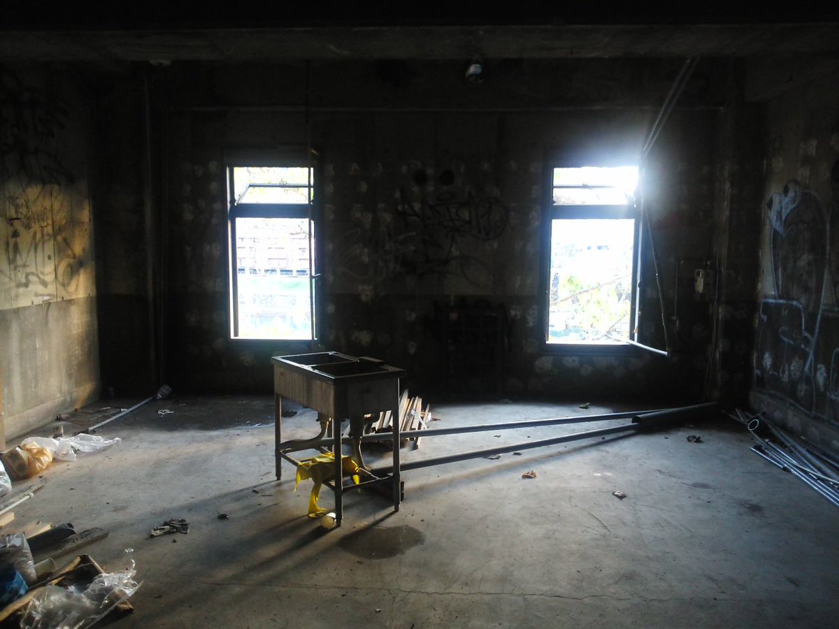 裏口入学 No Twitter 昨日行ってきたサンヒルズ地下駐車場廃墟 現在は様々な作家のアトリエとして再利用しているアート施設 の写メを上げてみる T Co Ttypu3ajkg