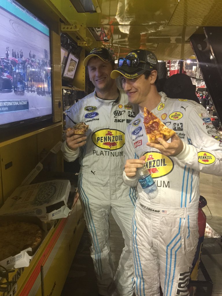 joeylogano's tweet photo. Dinner is served 👌🏻 #DominosAnyware @dominos 🍕 https://t.co/FUJ233CqZa