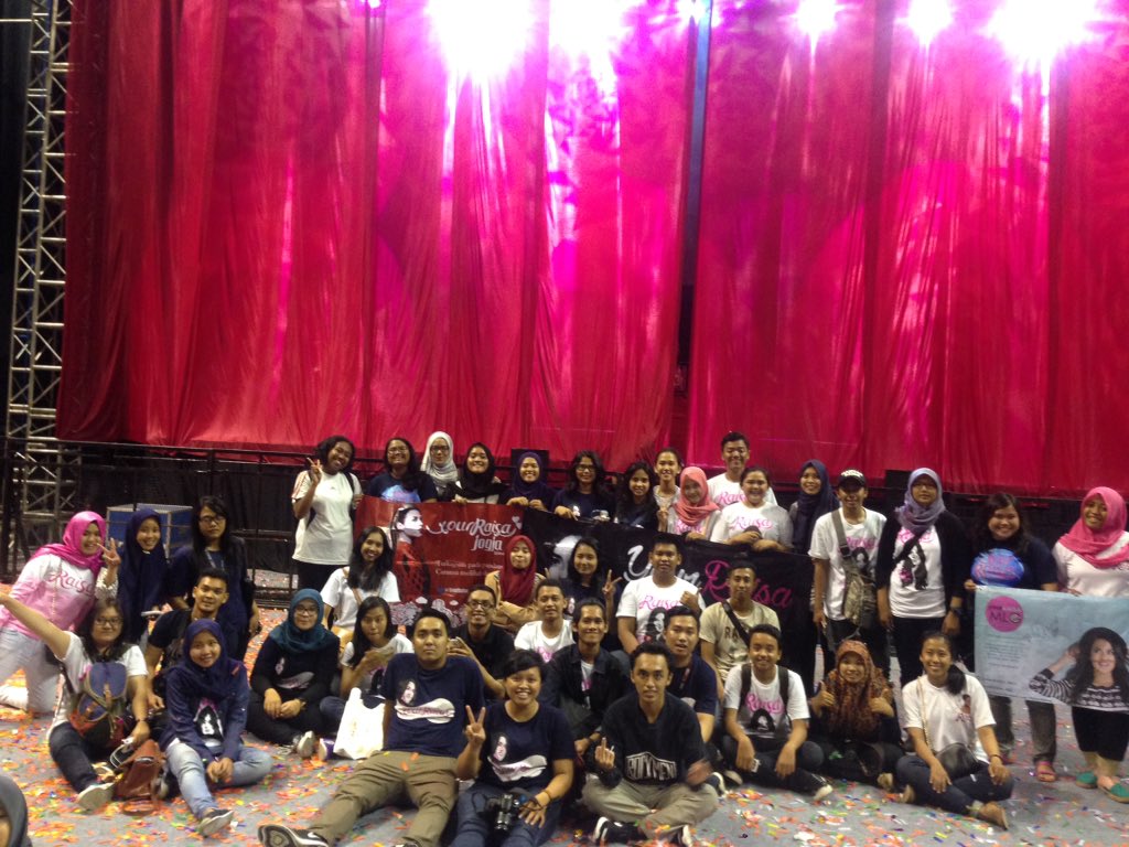 yourRAISA's tweet photo. Terimakasih teman2 YR yg sudah datang dari luar kota Surabaya ! #RaisaKonserSBY https://t.co/C5NddCceCT