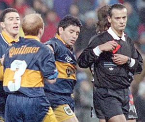 -No te va a contestar
-Si no contesta es un cagon
-Calmate ¡Armando!"