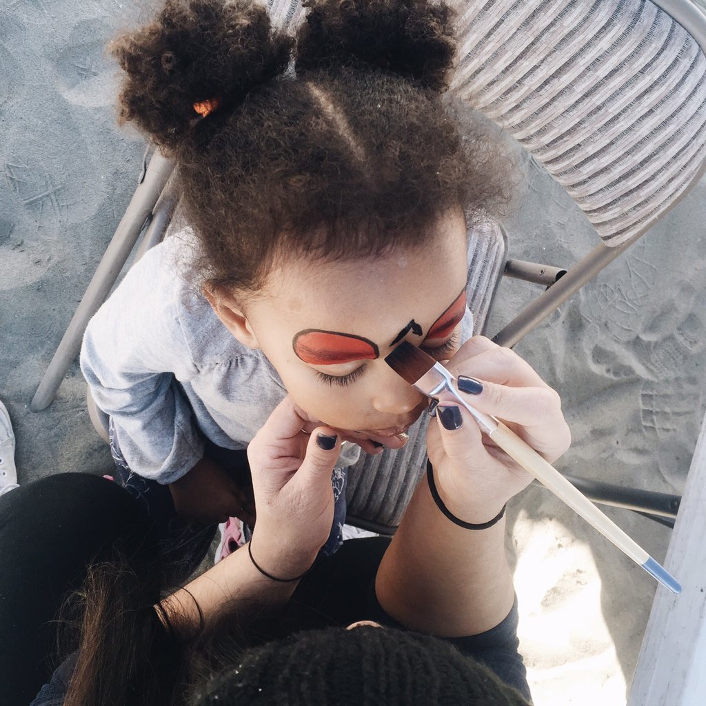 wordsofashley's tweet photo. yesterday's outreach ✨🌚 #bonfirelive https://t.co/hMQn4DiXNa