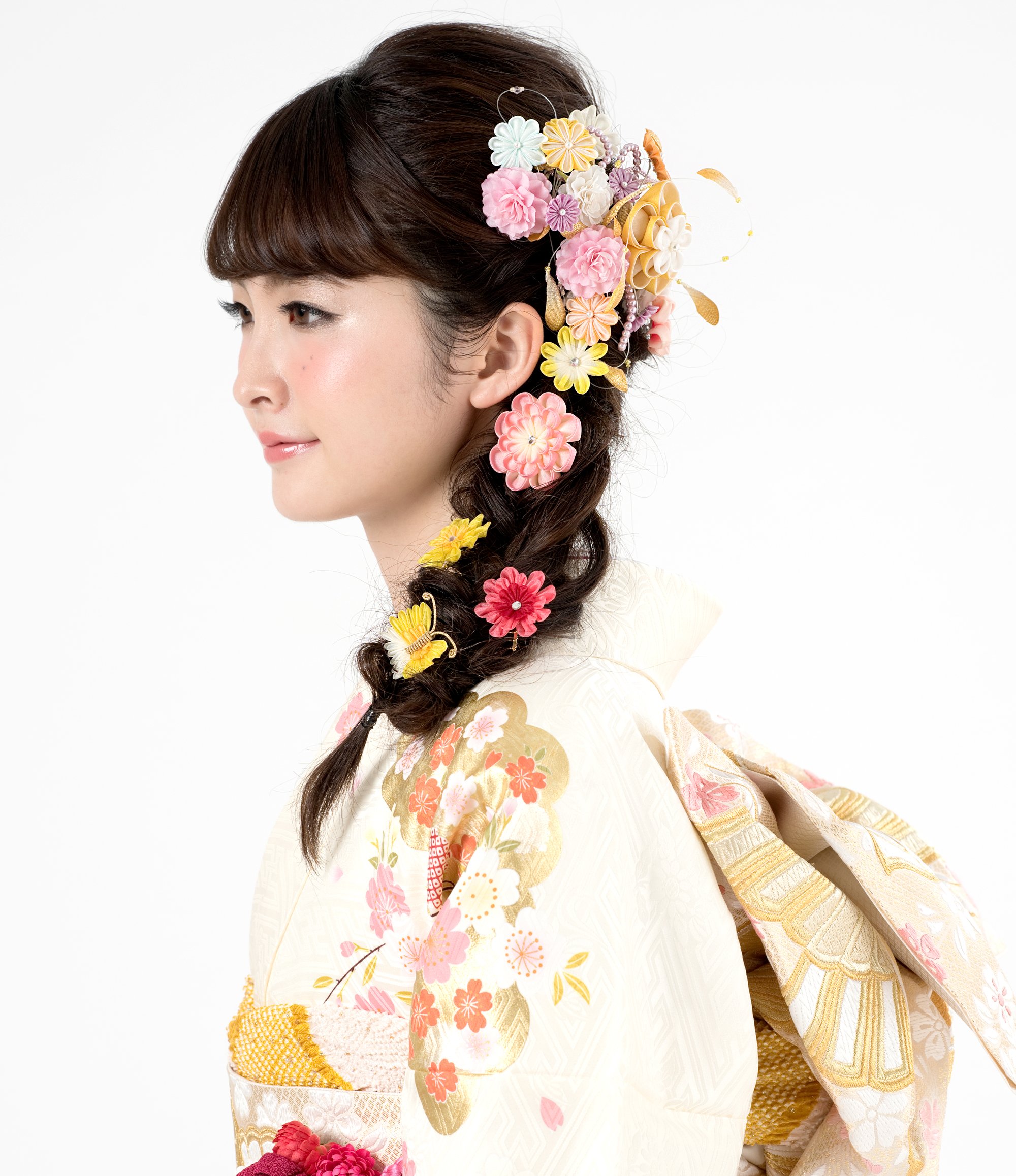 Twitter 上的 まるやま 京彩グループ 振袖ヘア 大人気三つ編みプリンセスのラプンツェル風に コツは メインの髪飾りに小花の花飾りをプラスで付ける点 つまみ細工にすると着物にも合う和風プリンセスの出来上がりです 振袖 成人式 ヘアレンジ ラプンツェル