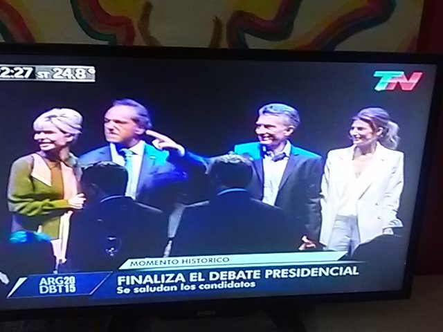mcuello29's tweet photo. #ArgentinaDebate junto a un gran hombre hay una gran mujer. #GanaMacri #Cambiemos https://t.co/USy5mfcEgx