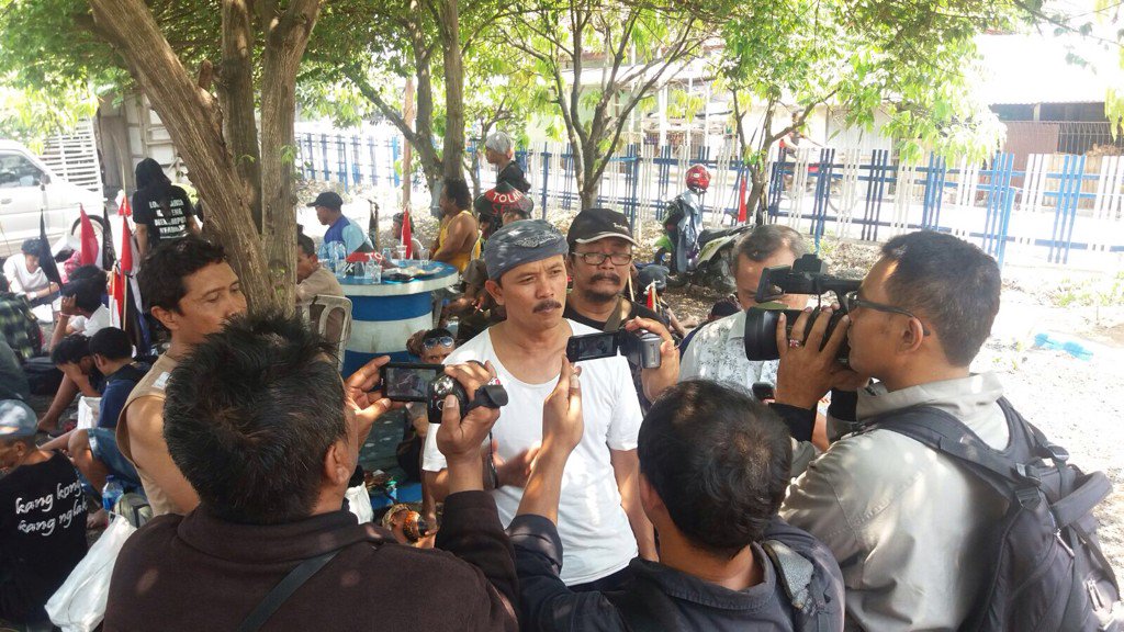 omahekendeng's tweet photo. Dulur-dulur media, terima kasih atas dukungannya #MenjemputKeadilan #SaveKendeng https://t.co/9NeCUNMlig