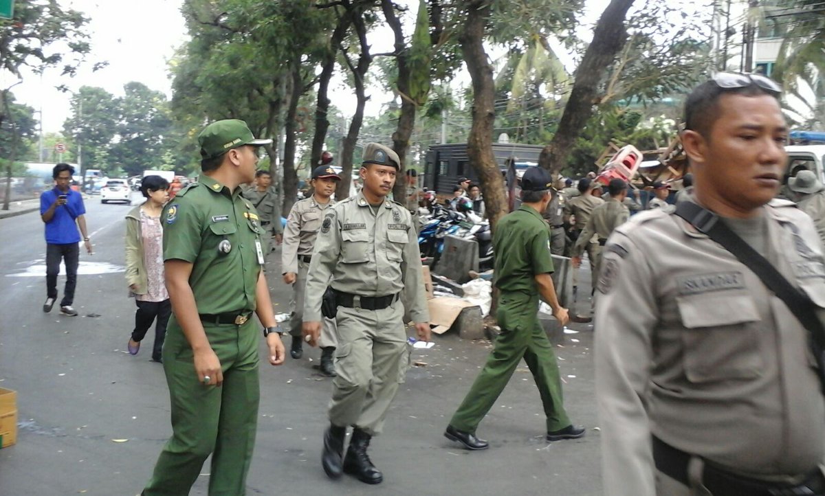 Camat Tanah Abang memimpin Penertiban PKL di Jl. KPBT V (Citywalk) Kel. Karet Tengsin <a href="/BeritaJakarta/">Berita Jakarta</a> @jakartagoid
