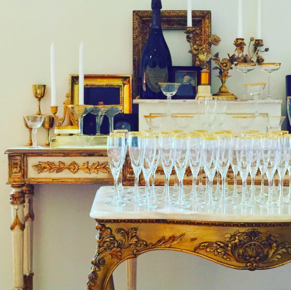 eurotrashannie's tweet image. Champagne bar had to be all #gold #champs #eurotrashed #weddingdesign #eurotrashdesign #goldismyneutral