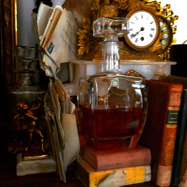 eurotrashannie's tweet image. Setting up the whiskey bar in the #groomslounge #eurotrashdesign #eurotrashed #goldismyneutral  #anniebrahler