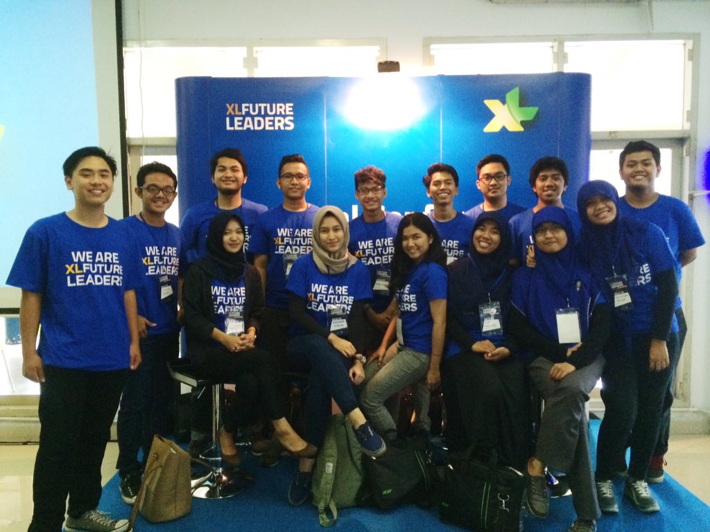 XLFL_Sby's tweet photo. Warm greetings from @XLFutureLeaders Surabaya batch 4. Semangat pagi! #LoveXLFL https://t.co/fwdJ1toTMO