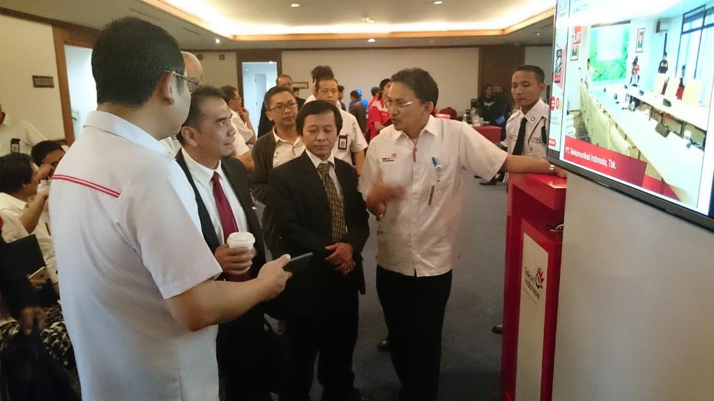 TelkomIndonesia's tweet photo. Selamat datang Tim Assessor KPKU BUMN 2015 dan sambutan di stand display oleh bapak @A_Sugiarto2015 https://t.co/vXMrq0dzAb