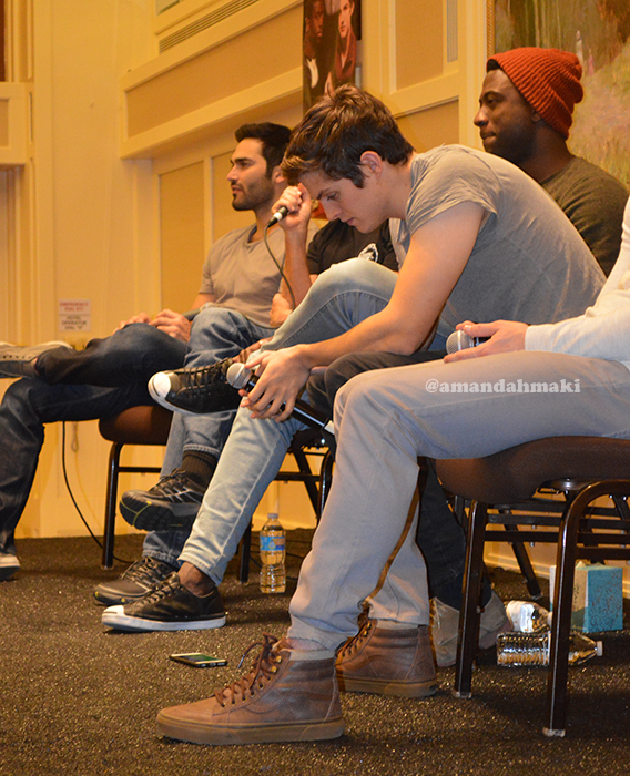 AmandahMaki's tweet photo. @daniel_sharman watching the @Arsenal match while on the panel! :D @howlercon #HowlerCon2015 https://t.co/sgkWNxY9NZ