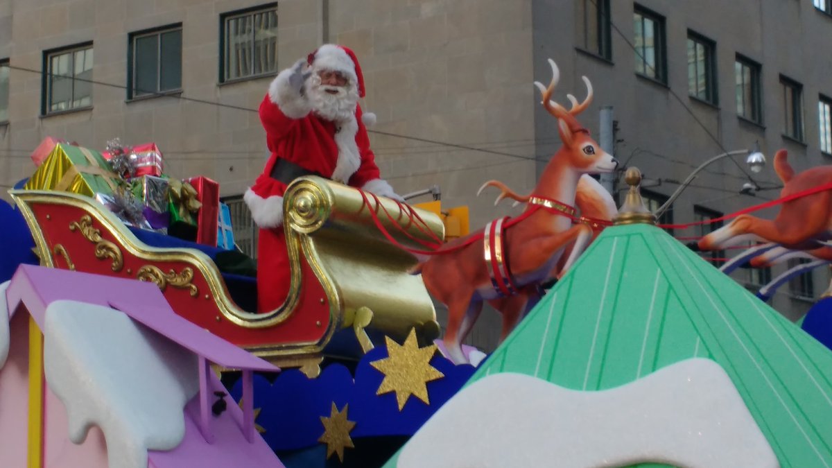 DaleLutes's tweet photo. Santa left the snow in the North Pole #TOSanta #torontosantaclauseparade https://t.co/xOActRehwt