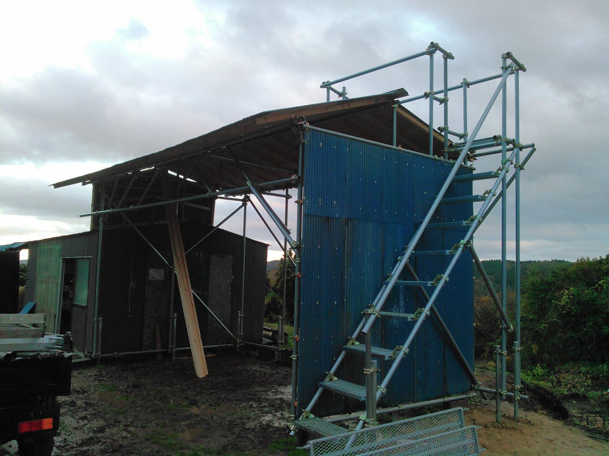 モトランド久目 בטוויטר ユンボ小屋 殆ど完成です 使用したトタンが全てリサイクルなので不要な穴をシーリング剤で塞げば終了です 雨の日 は勾配の強い屋根上作業は出来ません 夏場の日除けや雨宿り Bbq 等にも活用出来るかな Https T Co R906ui7uj0