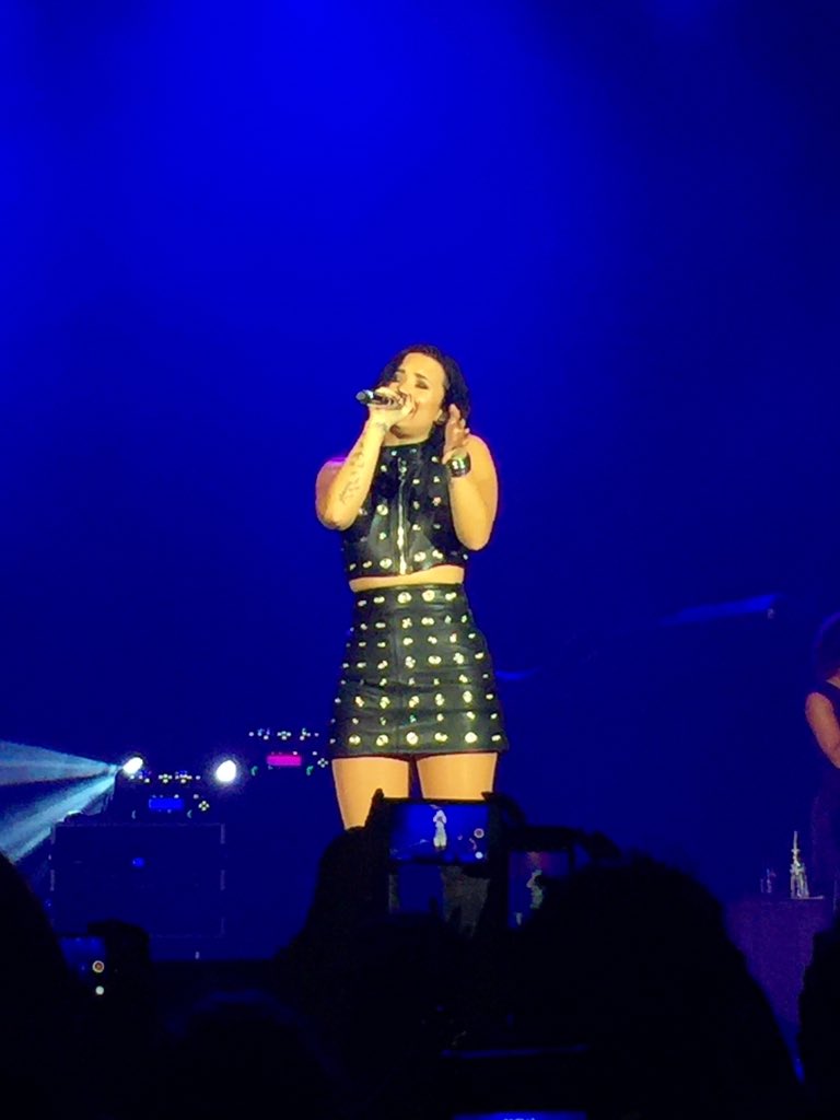 heartstopmendes's tweet photo. Demi is queen 😍👌🏻 she was so amazing last night! #fallball2015 #KISSFMFALLBALL @ddlovato https://t.co/unFmBfJKSx